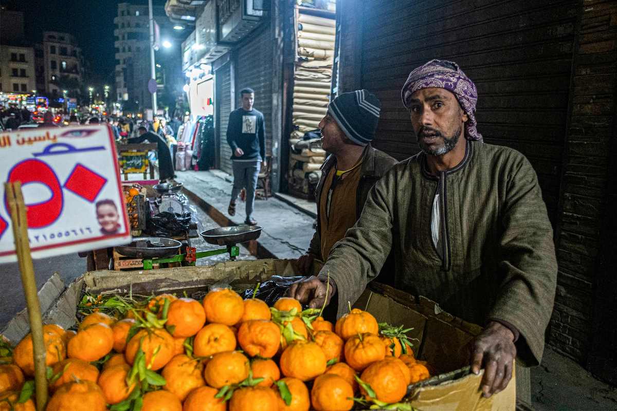 يبيع بيدرار اليوسفي على طول شارع في منطقة آزهار في عاصمة مصر القاهرة في 16 يناير 2023.