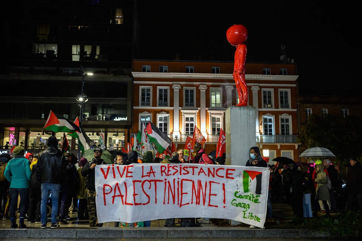 المتظاهرون ، يلوحون بأعلام فلسطينية ونقابة ويحملون لقراءة لافتة "مقاومة فلسطينية منذ فترة طويلة"، حضور مسيرة نظمتها النقابات الفرنسية CGT و Solidaires و FSU لدعم الشعب الفلسطيني ، بجانب تمثال اسمه "L'Homme a la tete de pomme" صنع الفنان الفرنسي جيمس كولومينا في تولوز ، جنوب غرب فرنسا ، في 2 نوفمبر 2023.