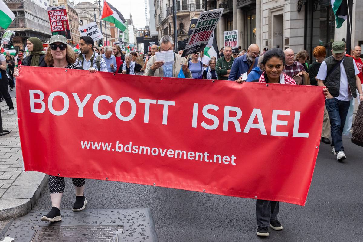 يشارك المتظاهرون المؤيدون للفلسطينيين الذين يحملون لافتة يدعو إلى مقاطعة إسرائيل في المسيرة الوطنية الثامنة عشرة للمظاهرة الفلسطينية في 7 سبتمبر 2024 في لندن ، المملكة المتحدة. (تصوير مارك كيريسون/في الصور عبر غيتي إيمايز)