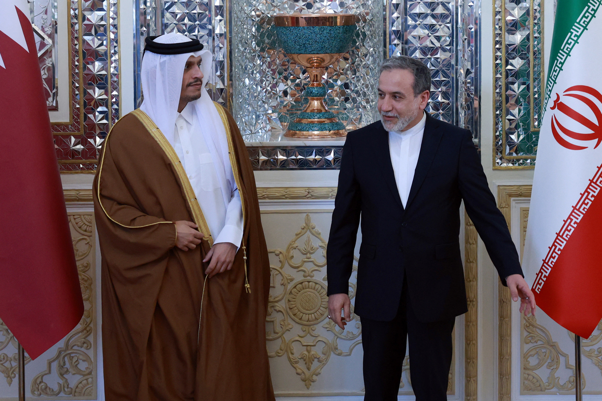 يرحب وزير الخارجية الإيراني عباس أراغتشي (ص) نظيره القطري محمد بن عبد الرحمن على ثاني قبل اجتماعهم في طهران في 20 نوفمبر 2024 (الصورة من قبل -STR/AFP عبر Getty Images)
