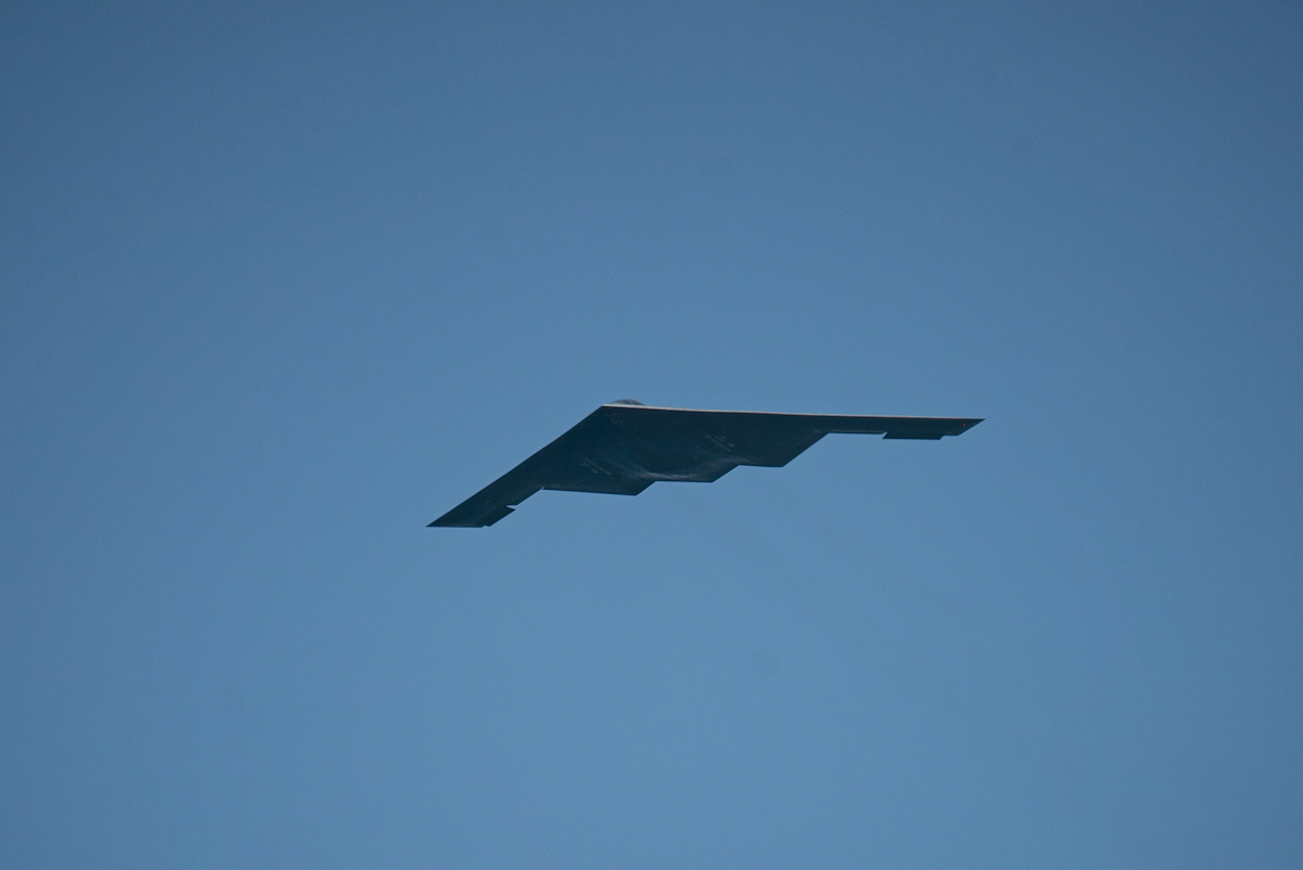 واحد من B-2 Spirit Bomber يطير فوق شواطئ Miami Beach ، خلال المعرض الجوي كجزء من الاحتفال يوم الذكرى في ميامي ، الولايات المتحدة في 24 مايو 2025.