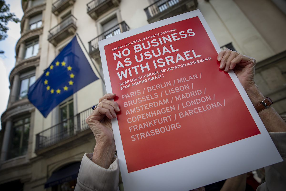 تجمع مجموعة من المواطنين الإسرائيليين المقيمين في أوروبا خارج مكتب المفوضية الأوروبية في برشلونة ، كاتالونيا ، إسبانيا ، في 27 مايو 2025 ، للمطالبة بطرف فوري للحرب في غزة. (ألبرت LLOP/Nurphoto/Getty Images)