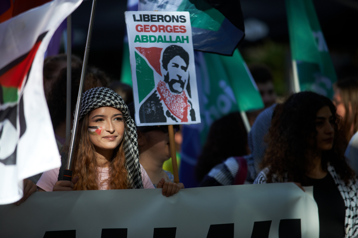 يطالب المتظاهرون بالإفراج عن جورج إبراهيم عبد الله ، أقدم سجين في فرنسا ، الذي قضى بالفعل 41 عامًا في السجن. (تصوير آلان بيتون/نورفوتو عبر غيتي إيمايز)
