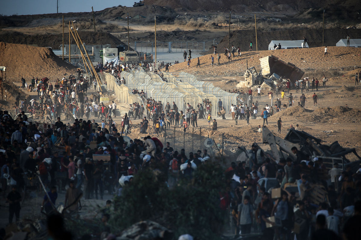 يجتمع الفلسطينيون في نقطة توزيع المساعدات التي أنشأتها مؤسسة غزة الإنسانية التي تديرها ملكية خاصة (GHF) ، بالقرب من معسكر Nusiirat للاجئين في قطاع غزة وسط 25 يونيو 2025. (Eyad Baba / AFP / Getty Images)