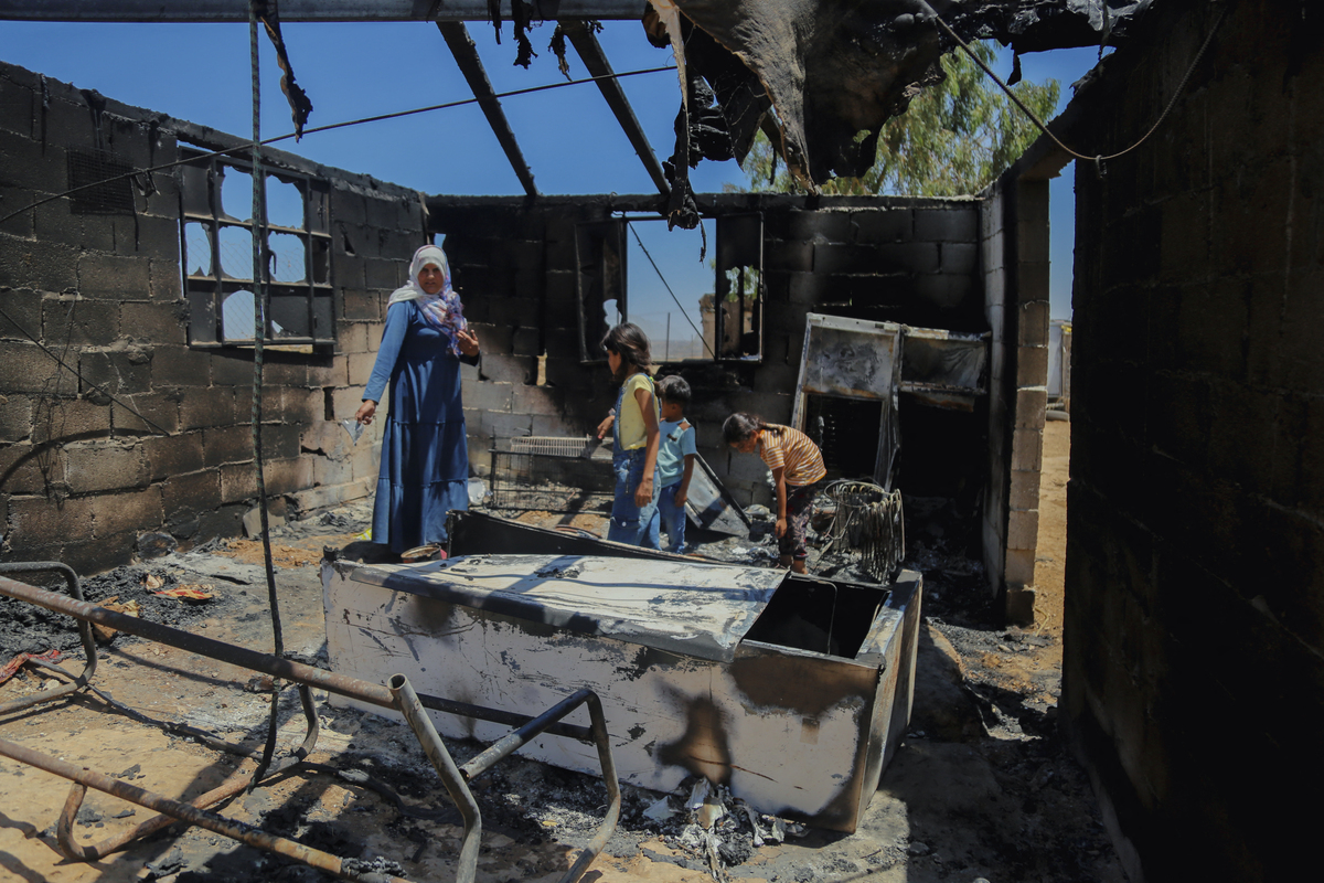 امرأة فلسطينية ، فاطمة ، وأطفالها يبحثون من خلال منزلهم المدمر في منطقة سوسيا في ماسيفر ياتا ، جنوب الخليل ، الضفة الغربية ، في 27 يونيو 2025.