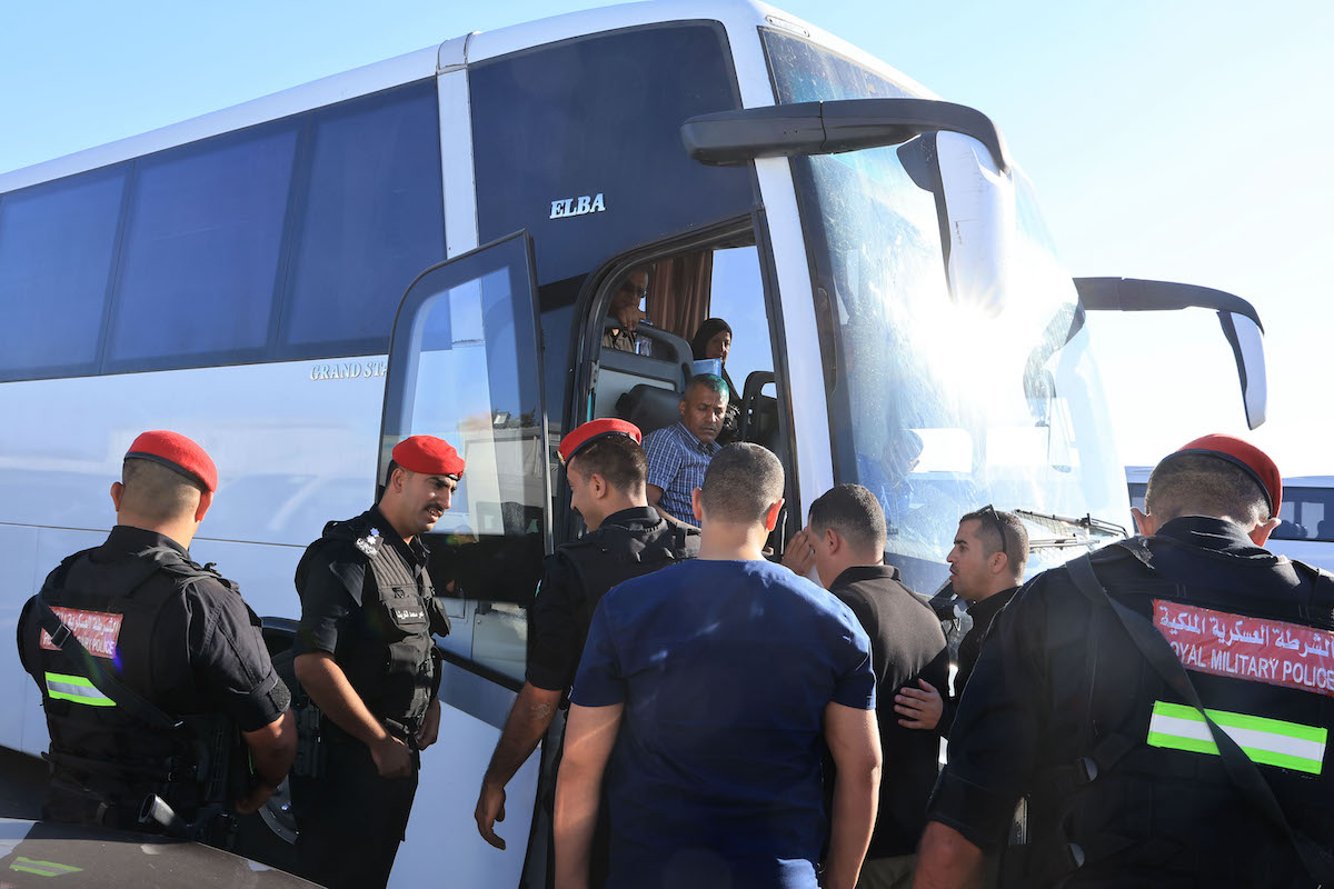 يصل المرضى الفلسطينيون من غزة أثناء انضمامهم إلى مرضى الأطفال الآخرين الذين تم إجلاؤهم من غزة على الحدود مع إسرائيل في 2 يوليو 2025 في عمان ، الأردن. (صلاح مالكوي/غيتي إيمايز)