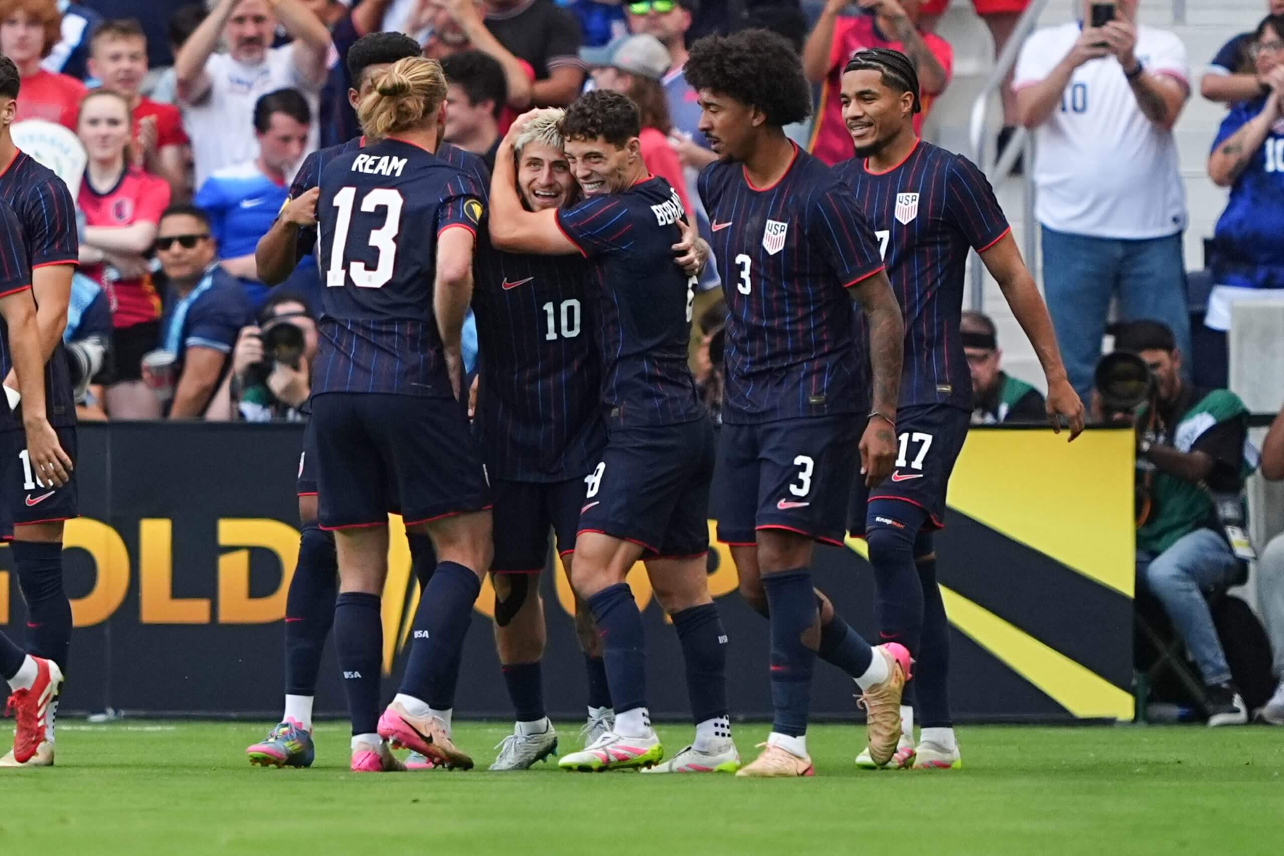 تحتفل USMNT بهدف دييغو لونا مقابل غواتيمالا