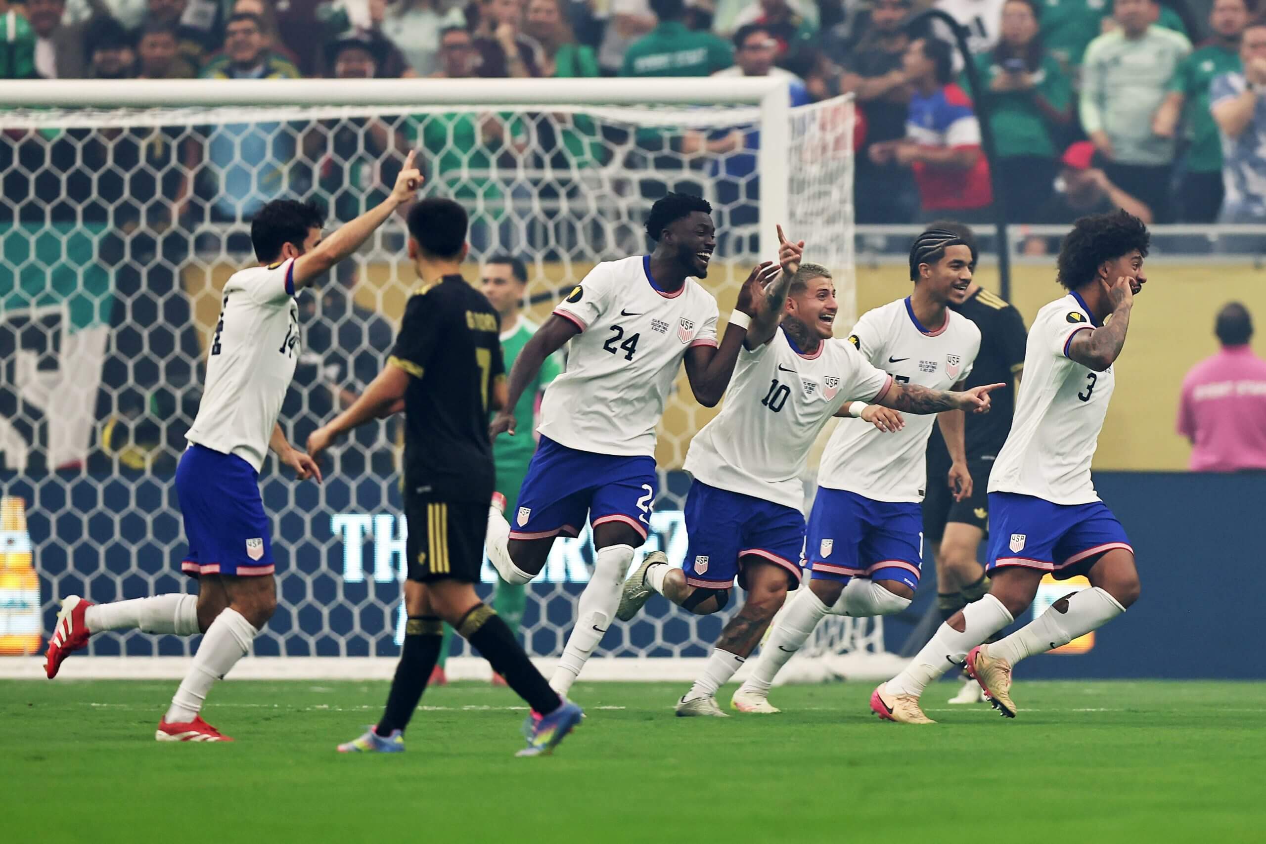 درجات كريس ريتشاردز من USMNT مقابل المكسيك