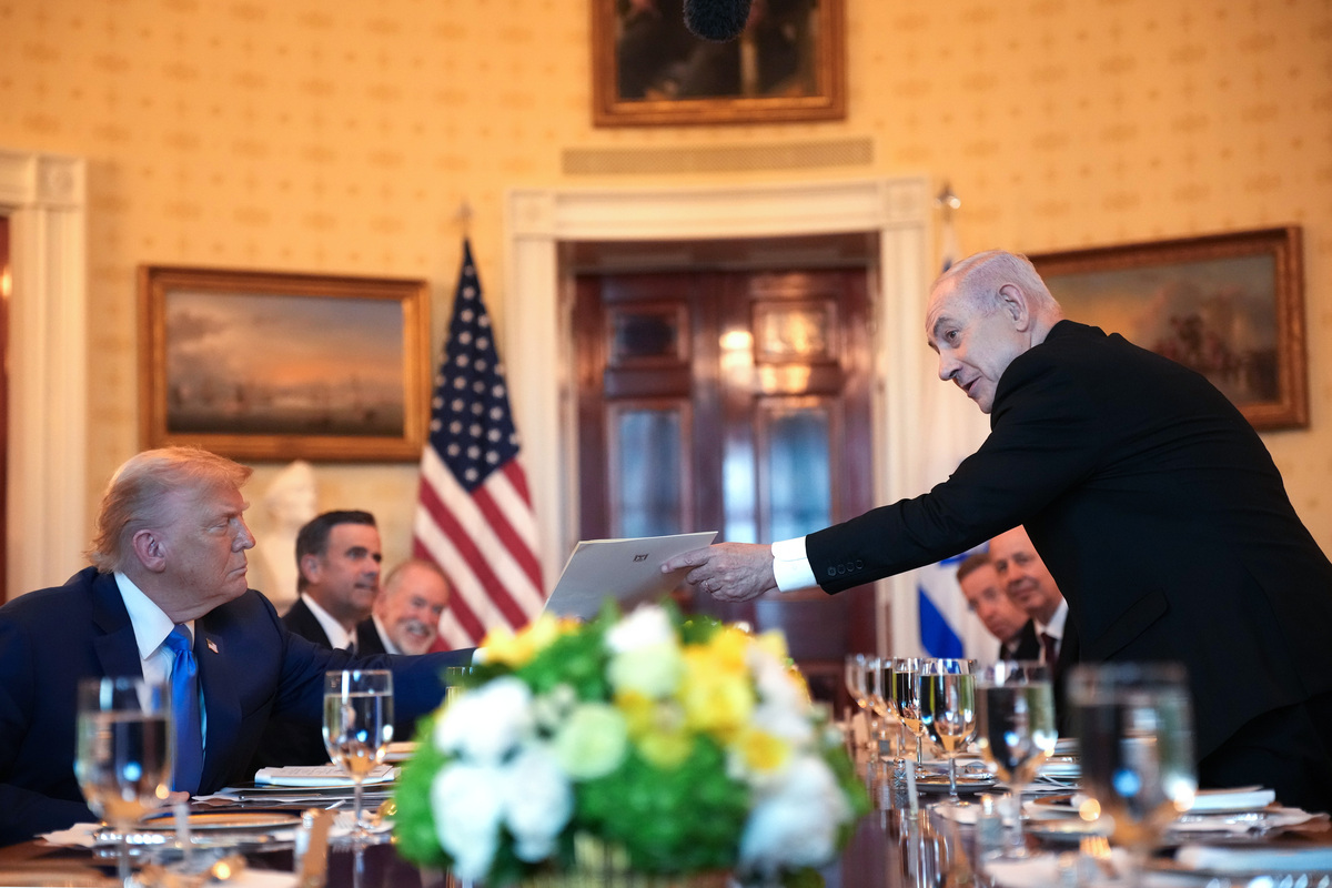 يستضيف الرئيس الأمريكي دونالد ترامب رئيس الوزراء الإسرائيلي بنيامين نتنياهو لتناول العشاء في الغرفة الأزرق في البيت الأبيض في 7 يوليو 2025 ، في واشنطن العاصمة. (تصوير أندرو هارنيك/غيتي إيمايز)