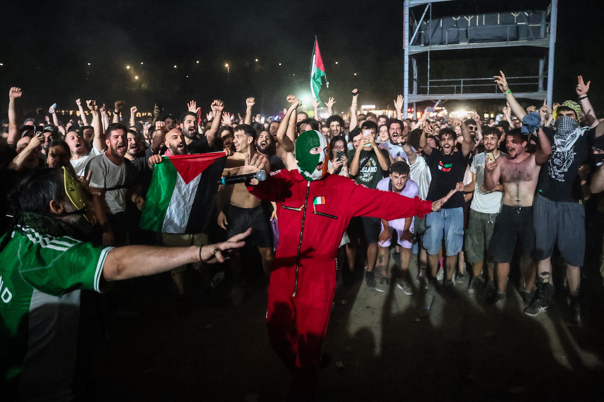 يتفاعل عضو في المجموعة الأيرلندية Kneecap DJ Provai مع الجمهور خلال مهرجان Rockwave ، في أثينا ، اليونان ، في 13 يوليو 2025.