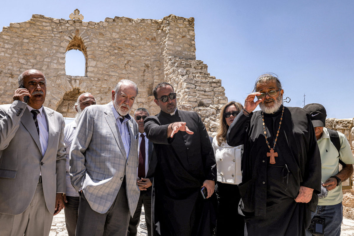سفير الولايات المتحدة لإسرائيل مايك هاكابي (2nd-L) والعمدة الفلسطيني لقرية تايبي ، سليمان خوريه (ل) ، جولة في الكنيسة الخامسة من القديس جورج في قرية فلسطينية مسيحية في تايبيه ، شمال شمال رام الله في الضفة الغربية المحتلة ، في 19 يوليو ، 2025. صور)
