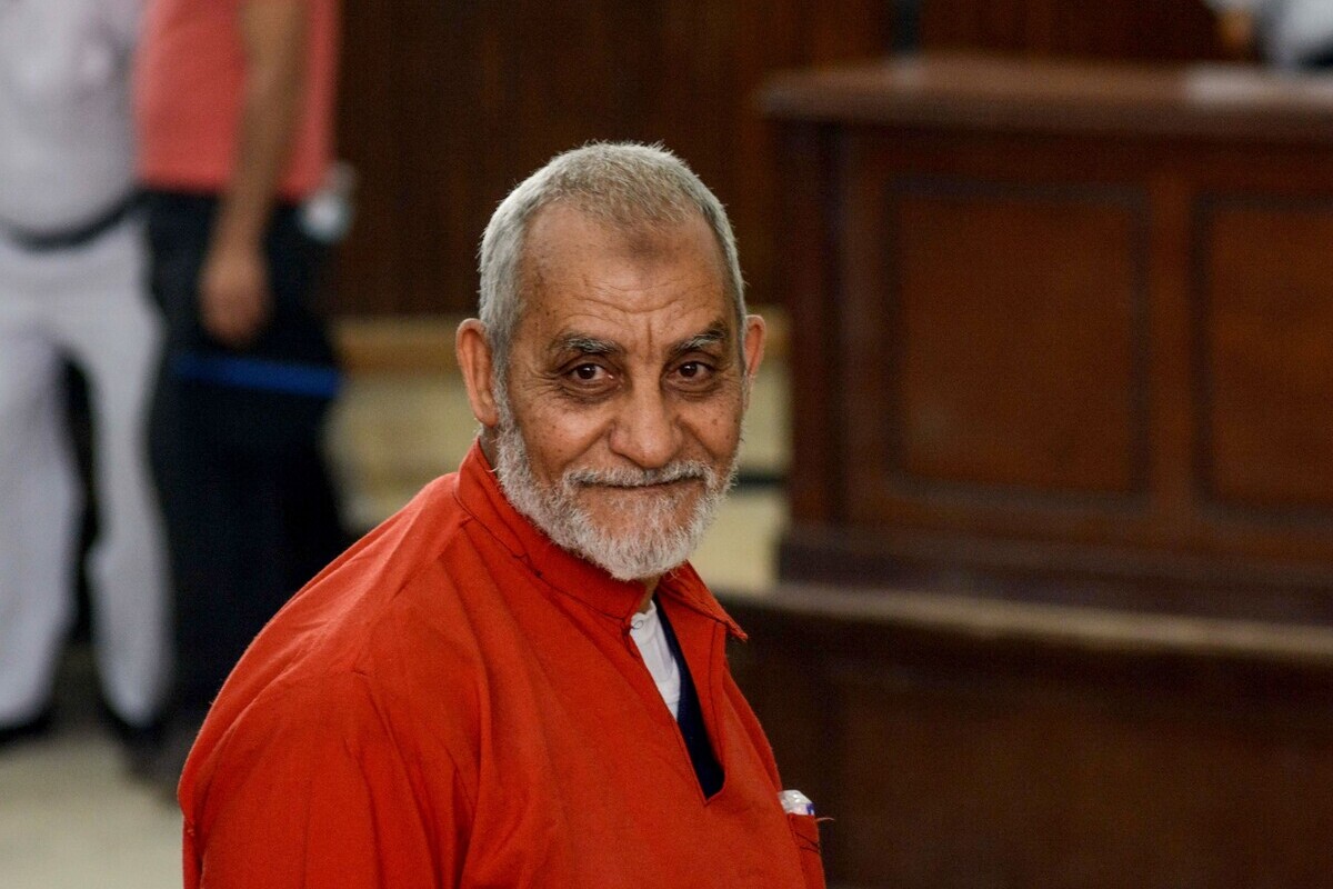 محمد بادي ، الدليل الأعلى للإخوان المسلمين ، شوهد في قاعة المحكمة خلال محاكمته في القاهرة ، مصر في 20 أبريل 2015.