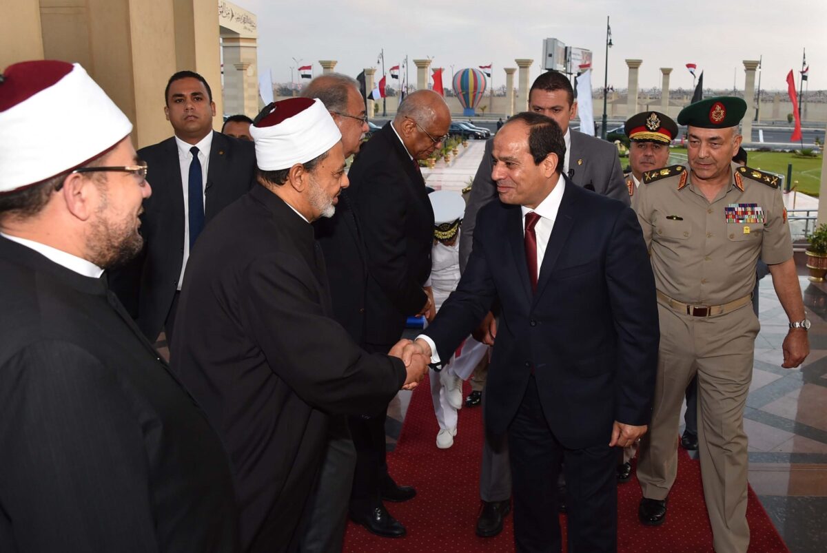 الرئيس المصري عبد الفاهية السيسي (ص) يهز يده مع الإمام الكبير لمسجد الأعزل أحمد القب في مسجد العصر أثناء عيد القاهرة في القاهرة ، مصر في 12 سبتمبر 2016.