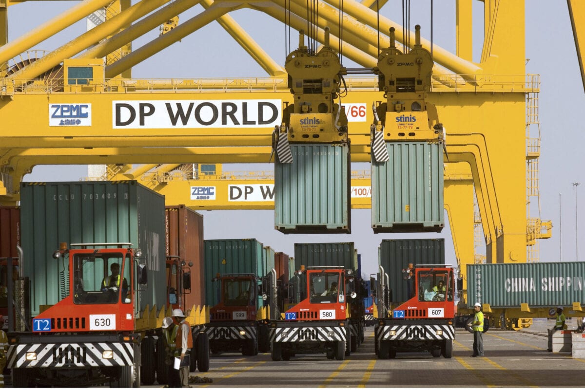 الحاويات التي شوهدت يتم تفريغها في عالم DP World الذي تديره Jebel Ali Port ، في دبي ، الإمارات العربية المتحدة ، في 26 ديسمبر 2007 (Charles Crowell/Bloomberg عبر Getty Images)