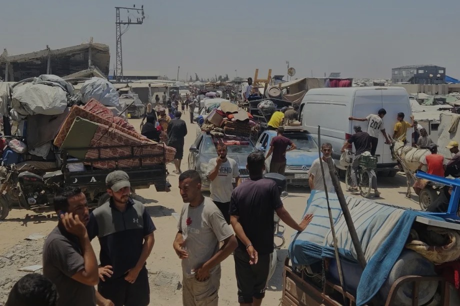 تبدأ العائلات الفلسطينية في الفرار مرة أخرى من الملاجئ بالقرب من منطقة ماواسي حيث يوسع الجيش الإسرائيلي هجومه الأرضي وتصل الدبابات جنوب غرب خان يونيس ، غزة ، بمناسبة أول نزوح لها منذ ما يقرب من عام ونصف ، في 10 يوليو 2025.