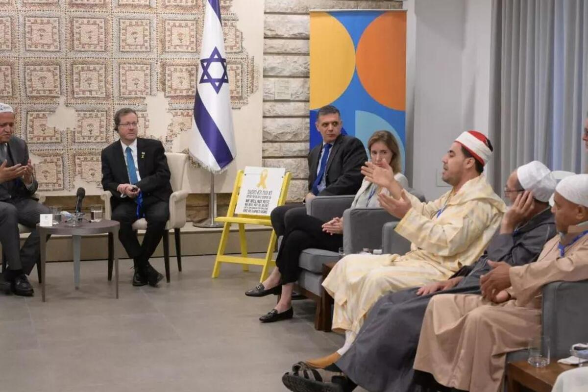 مدح الأئمة الأوروبيين للرئيس الإسرائيلي هرزوغ يرمي المسلم في جميع أنحاء العالم
