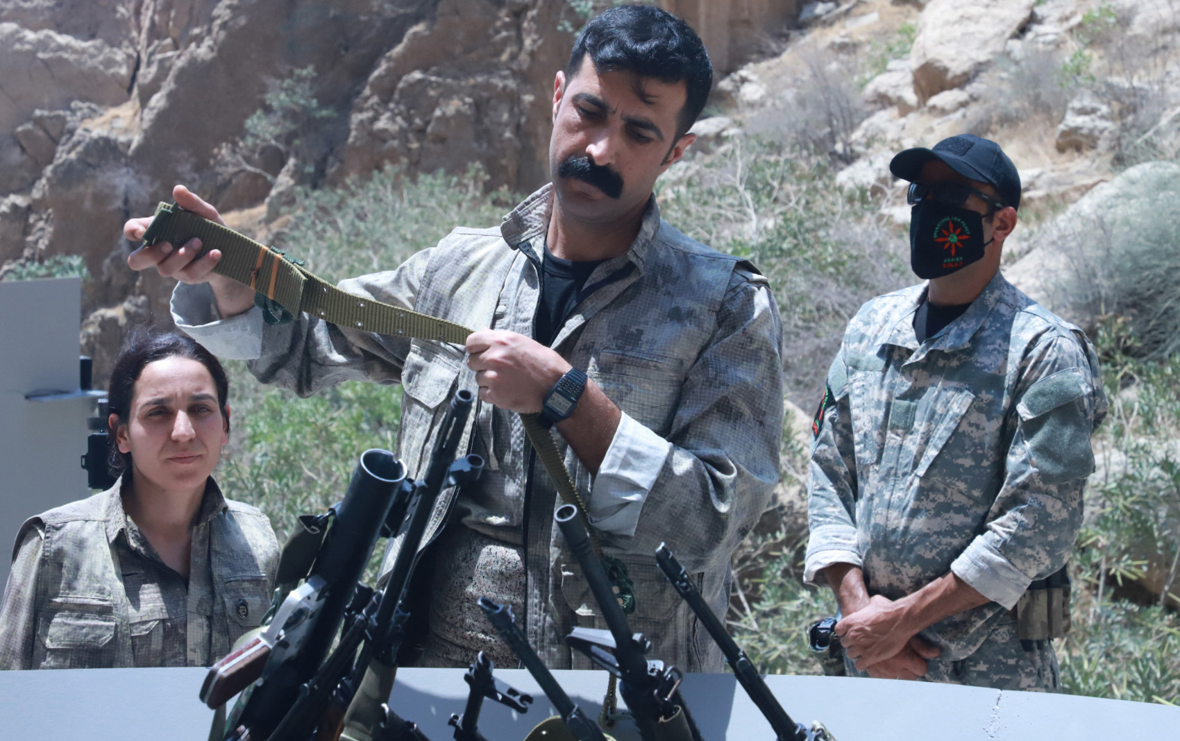 يضع مقاتل مع حزب العمال كردستان (PKK) سلاحه في حفرة خلال حفل في سليماني ، في منطقة كردستان المستقلة في العراق ، في 11 يوليو 2025 (AFP)