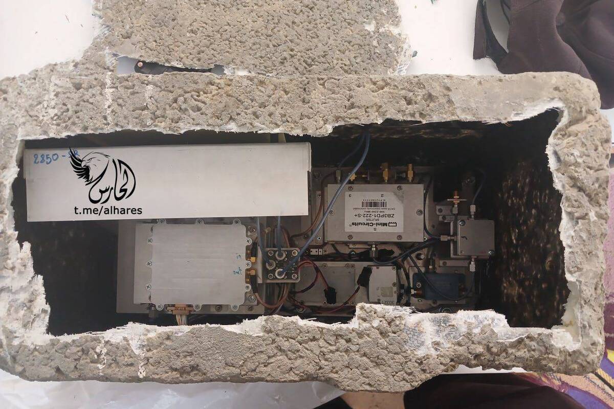 جهاز تجسس لقوات المهنة الإسرائيلية مخبأة في شريط غزة في كتلة الخرسانة (أرنب)