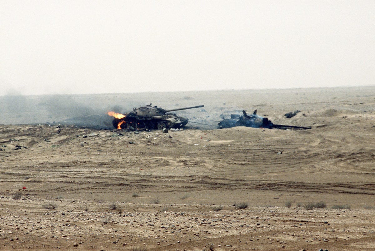 يمكن رؤية دبابات المعركة العراقية التالفة بالقرب من الحدود الكويتية خلال حرب الخليج الأولى (SSGT. ريف ، الجيش الأمريكي/ويكيبيديا)