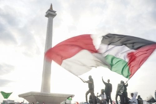 يلوح المتظاهرون بعلائم فلسطينية وإندونيسية في المظاهرة لدعم فلسطين في النصب التذكاري الوطني في جاكرتا ، إندونيسيا في 17 ديسمبر 2017 (وكالة Nani Afrida / Anadolu)