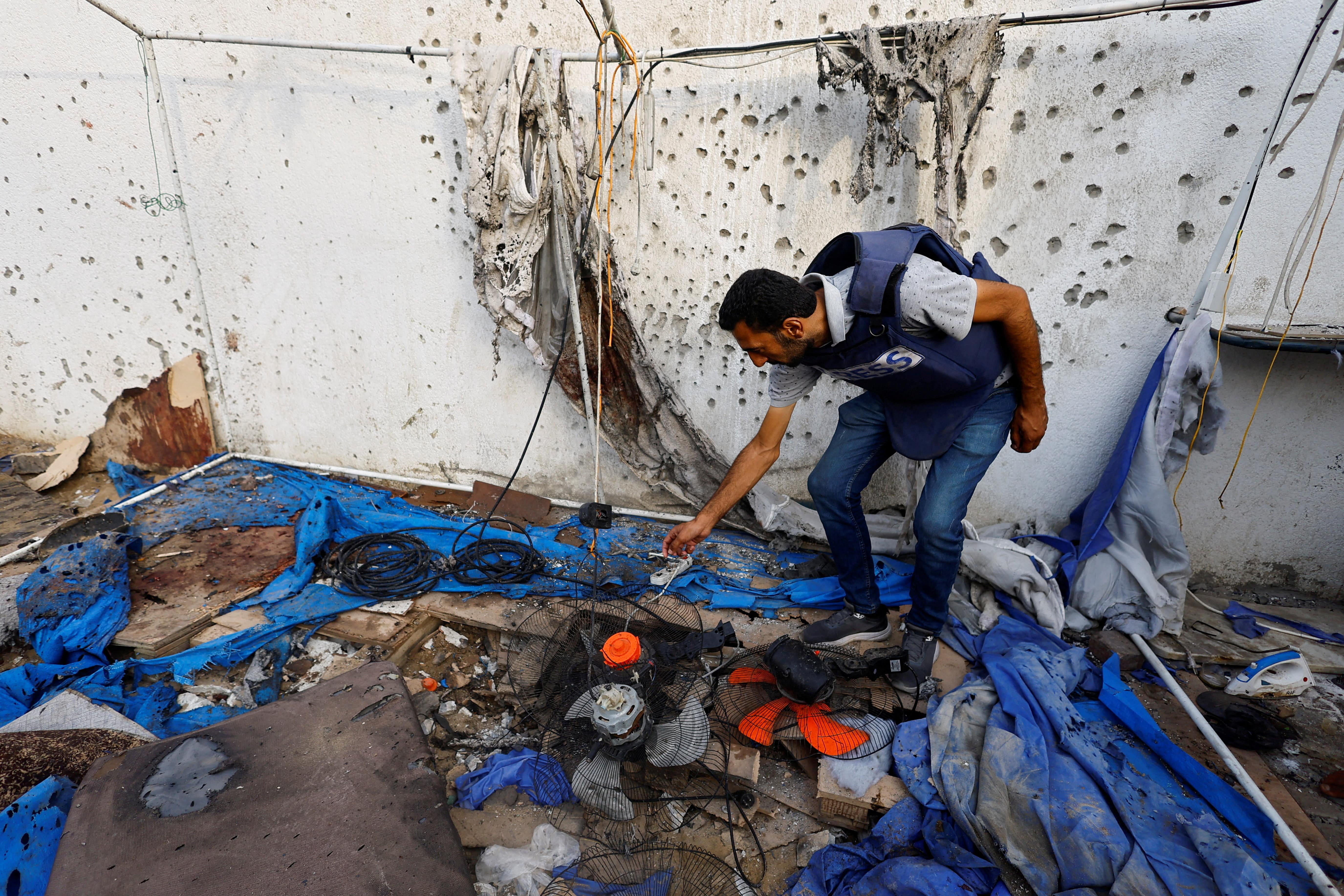 يتفقد الفلسطينيون الأضرار التي لحقت بموقع ضربة إسرائيلية على خيمة بالقرب من مستشفى شيفا حيث قُتل صحفيون الجزيرة أناس الشريف ، محمد Qreiqeh ، إبراهيم زهر ، ومحمد نوفال ، في مدينة غزة 11 أغسطس 2025.