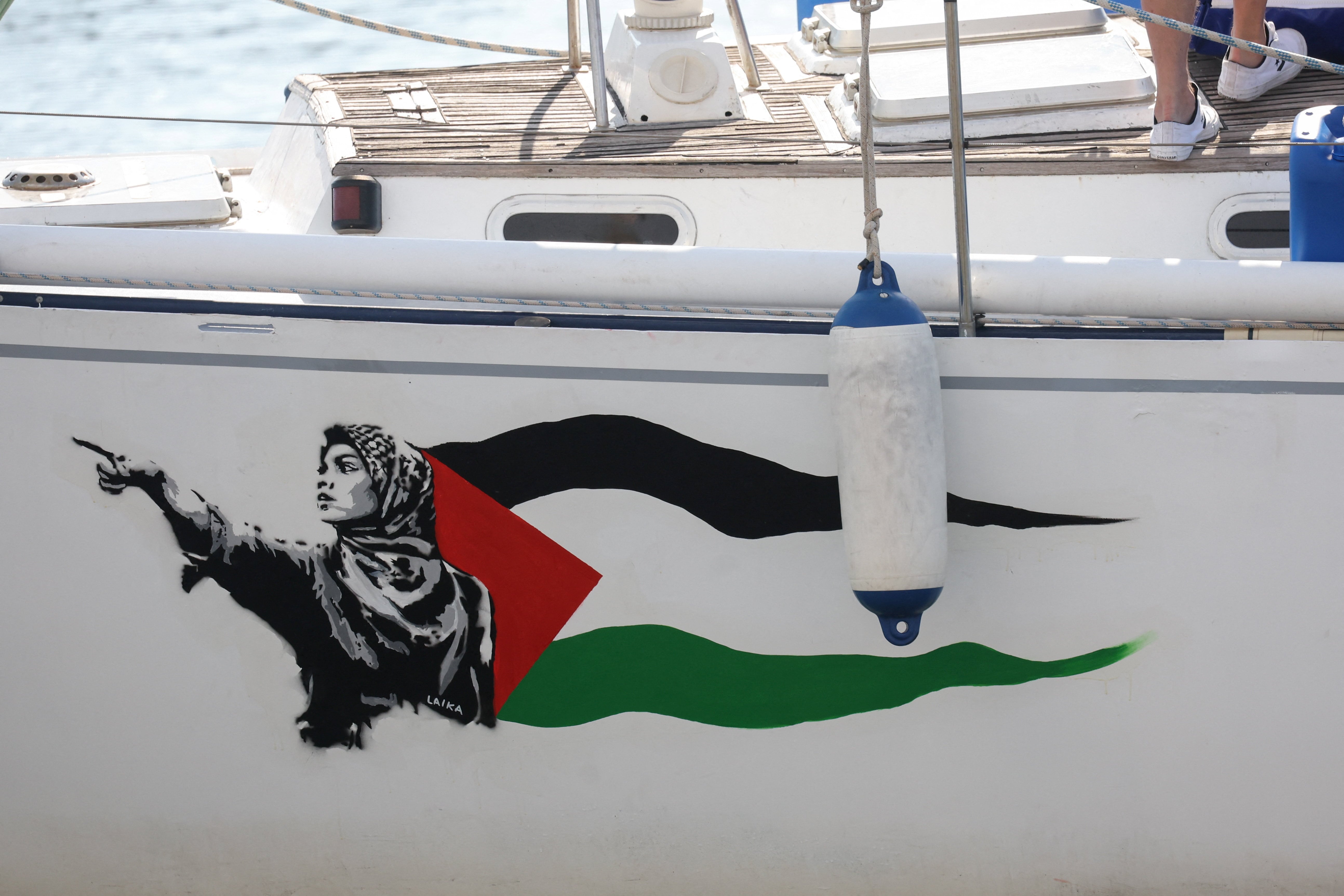 يزين شارات العلم الفلسطينية قاربًا مرتبطًا في غزة في ميناء برشلونة ، إسبانيا ، 31 أغسطس ، 2025 (رويترز/برونا كاساس)