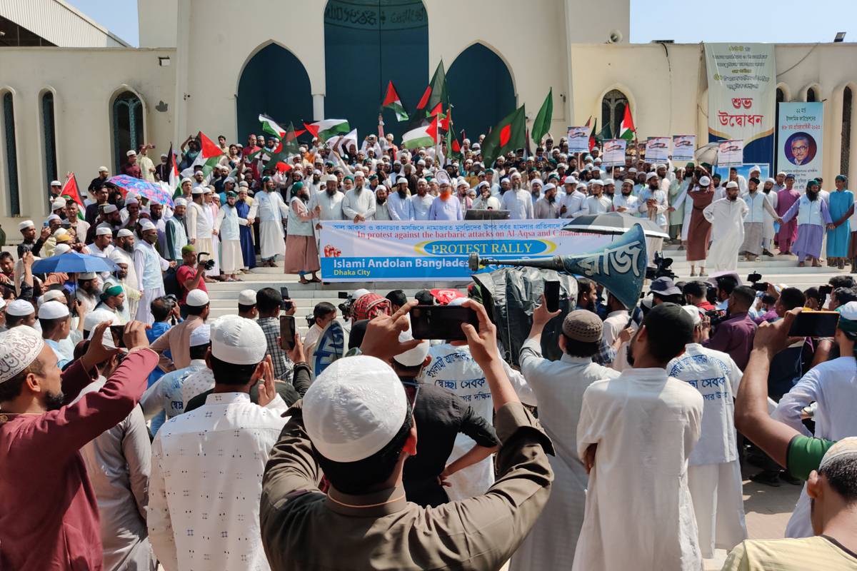 نظم الآلاف من المسلمين بنغلاديشي مظاهرة وأخرجوا موكبًا كبيرًا احتجاجًا على الهجمات الإسرائيلية على المصلين المسلمين في مسجد الققة في القدس في 14 أبريل 2023 بالقرب من مسجد بيتول موكرام الوطني في العاصمة داكا ، بنغلاديش. (MD Kamruzzaman - ANADOLU Agency)
