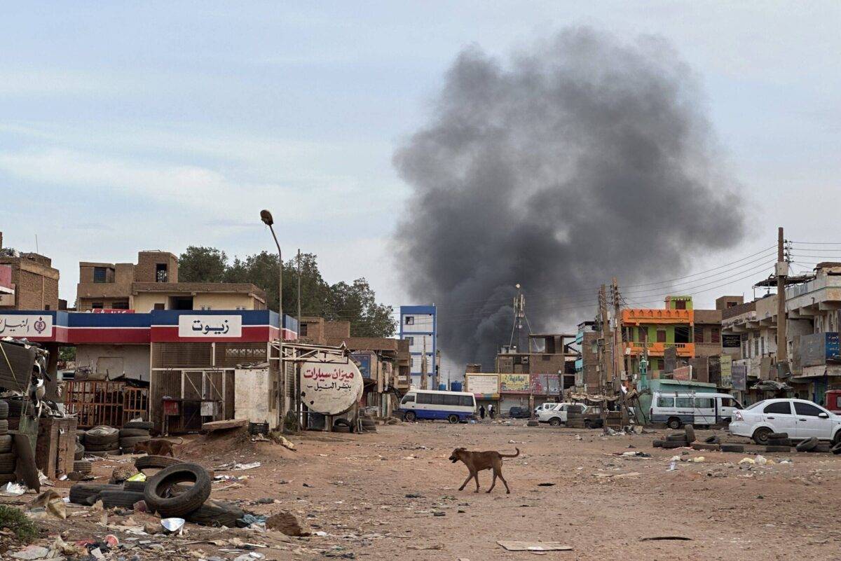 منظر للشوارع مع استمرار الاشتباكات بين القوات المسلحة السودانية وقوات الدعم السريع شبه العسكري (RSF) على الرغم من الاتفاق على وقف النار في الخرطوم ، السودان في 30 أبريل 2023 (وكالة ömer Erdem/Anadolu)