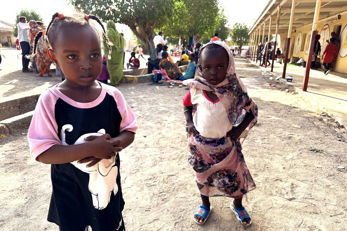 يعاني المواطنون السودانيون النازحون داخليًا من نقص في المساعدات الإنسانية أثناء توليهم في مبنى مدرسي بعد أن هاجر إلى الشرق بسبب الحرب الأهلية المستمرة بين الجيش وقوات الدعم السريع (RSF) في بورت السودان ، السودان في 03 يناير ، 2024.