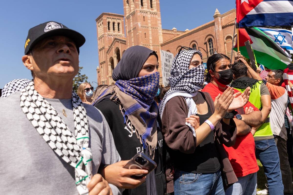 يرتفع التوتر بين المتظاهرين المؤيدين للفلسطينيين والمؤيدين لإسرائيليين في حرم جامعة كاليفورنيا لوس أنجلوس (UCLA) في 28 أبريل 2024 في لوس أنجلوس ، كاليفورنيا. (Grace Hie Yoon - Anadolu Agency)