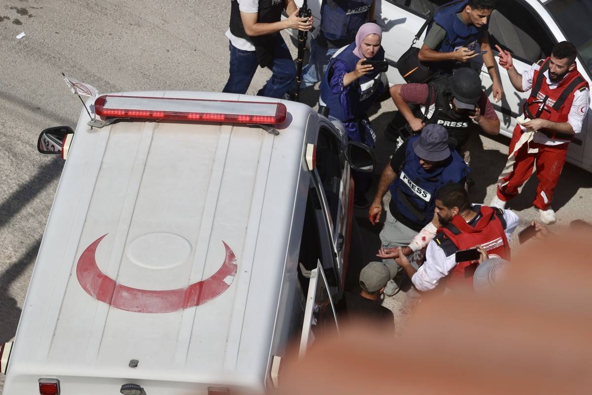 أصيب أربعة صحفيين بجروح أثناء تغطية غارة إسرائيلية في كفر دان إلى أقرب مستشفى في جينين ، الضفة الغربية في 03 سبتمبر ، 2024.