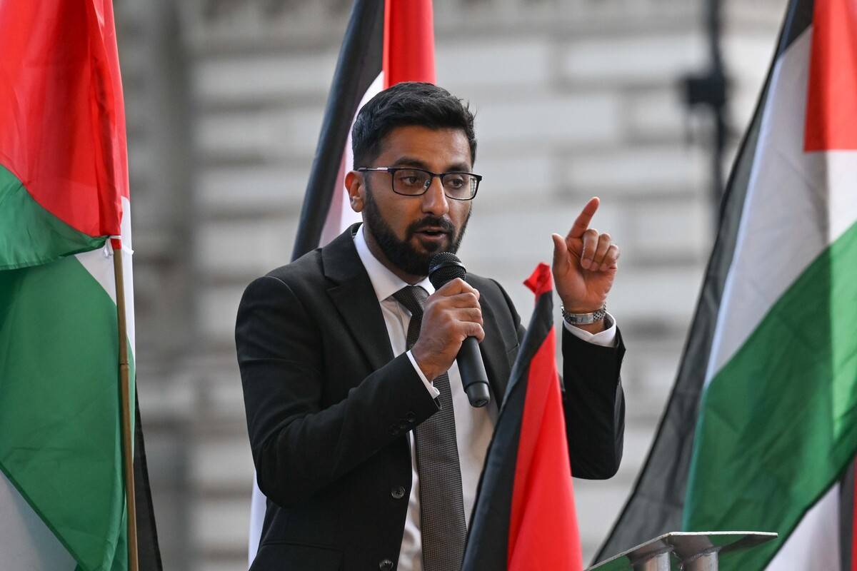 يلقي عضو البرلمان في بلاكبيرن عدادان حسين خطابًا يحضر احتجاجًا على هجوم الجيش الإسرائيلي على المدنيين النازحين في الملاسي ، في 11 سبتمبر 2024 في لندن ، المملكة المتحدة. (Raşid Necati Aslım - Anadolu Agency)