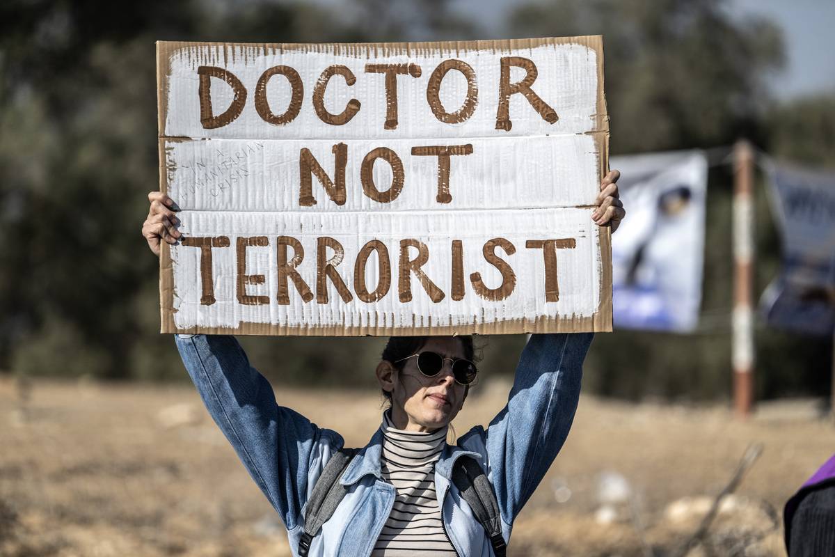 مجموعة من الناشطين تتجمع أمام سجن SDE Teiman في صحراء Negev بالقرب من قطاع غزة ، مطالبين بالإفراج عن الأطباء الفلسطينيين الذين اعتقلتهم القوات الإسرائيلية في غزة والإفراج عن الفلسطينيين الذين تم اعتقالهم دون تهمة ، في Negev Desert ، إسرائيل في 10 يناير 2025.