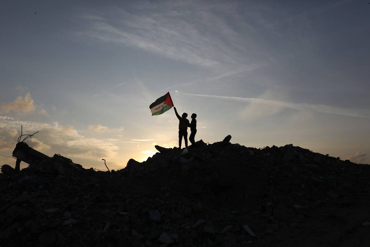 يحمل الأطفال علمًا فلسطينيًا أثناء قفهم على الأنقاض بينما الفلسطينيين في معسكر Bureij للاجئين ، يسعون إلى الحفاظ على روتينهم في ظل ظروف صعبة ، وتحيط به المباني المدمرة ، حيث يتم توقع تنفيذ اتفاق وقف إطلاق النار في الأيام المقبلة في مدينة غزة ، غزة في 17 يناير 2025.