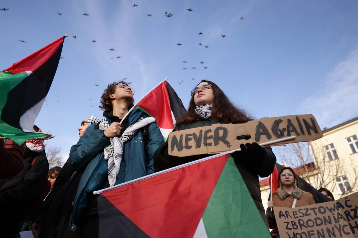 يشارك الناس في الاحتجاج المؤيد للفلسطينيين ، قبل يوم واحد من الذكرى السنوية الثمانين في أوشفيتز-بيركيناو ، في كراكوف ، بولندا في 26 يناير 2025 (جاكوب بورزيكي-وكالة أنادوولو)