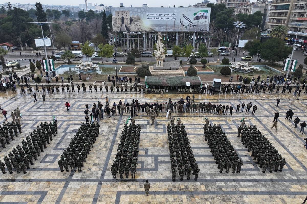 يحضر الجنود حفل التخرج العسكري الذي عقدته وزارة الدفاع السورية في سد الله الجابي في حلب ، سوريا في 12 فبراير 2025.