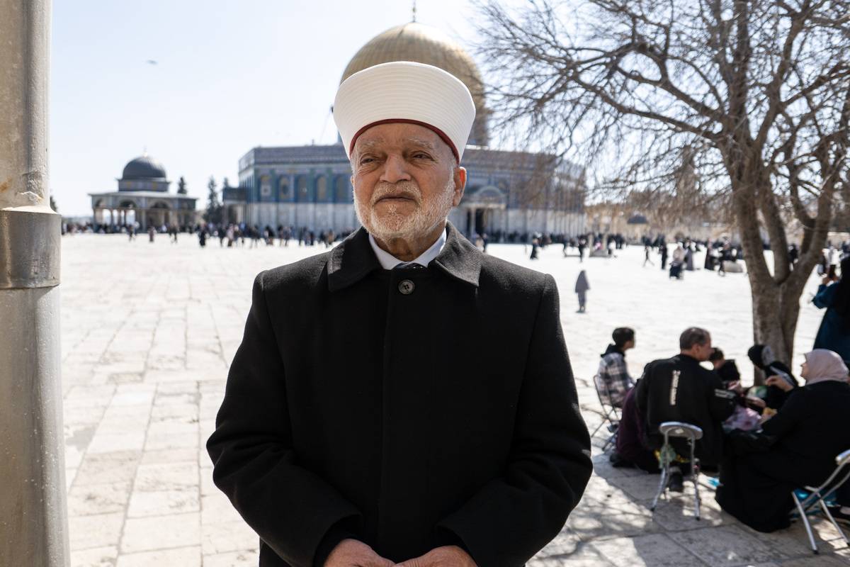المفتي الكبير من القدس محمد أحمد حسين يتحدث خلال مقابلة في مجمع أقامة مسجد في القدس في 28 فبراير 2025.