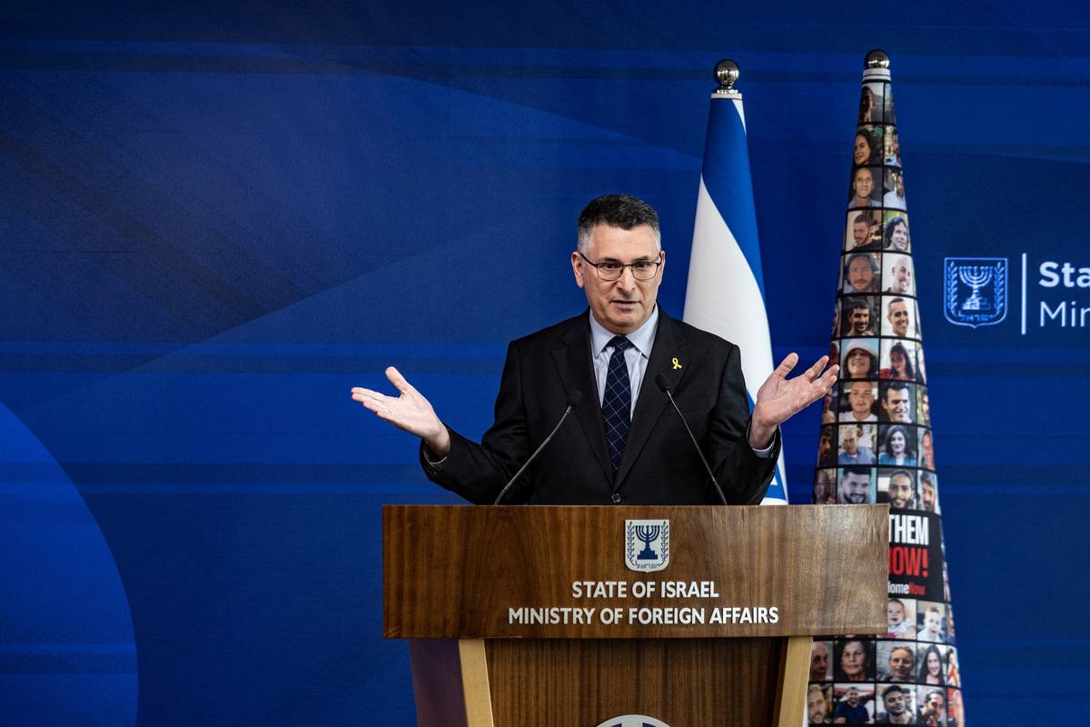 يتحدث وزير الخارجية الإسرائيلي جدعون سار خلال اجتماع صحفي في القدس في 04 مارس 2025.