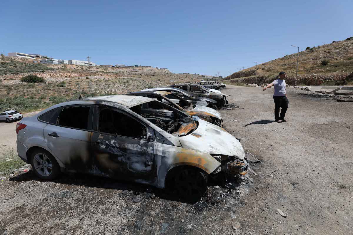 منظر للمركبات المحترقة بعد أن أشعل المستوطنون الإسرائيليون غير الشرعيين النار في المركبات الفلسطينية في مدينة بروزين بالقرب من سالفيت ، الضفة الغربية في 16 مايو ، 2025.