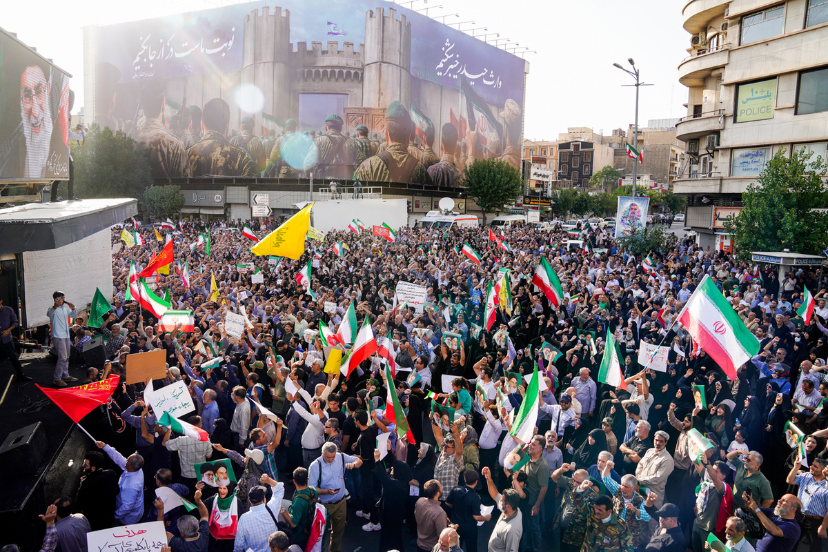 الأشخاص الذين يتجمعون في ميدان الثورة ، استمر الطلب في هجمات على إسرائيل ورداً على الهجمات الأمريكية بعد الهجوم الأمريكي على ثلاثة منشآت نووية إيرانية في طهران ، إيران في 22 يونيو 2025 (الرئاسة الإيرانية / النشرة - وكالة Anadolu)