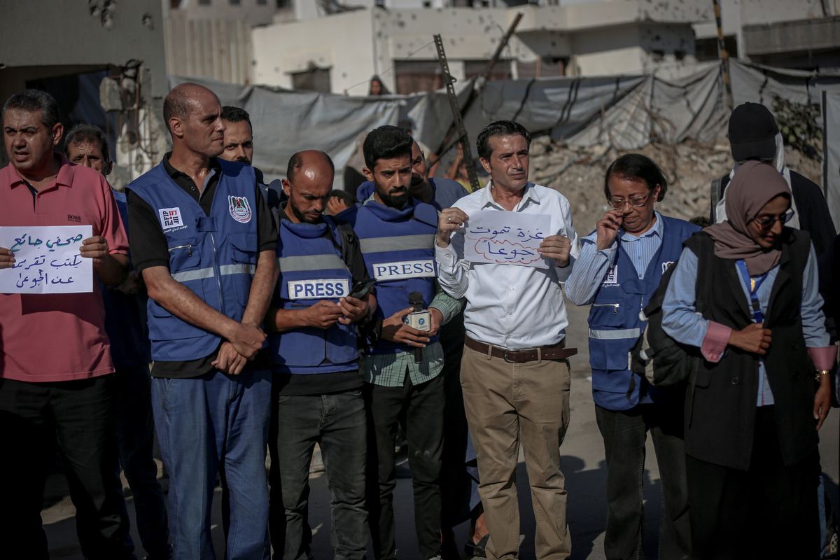 يجتمع الصحفيون الفلسطينيون والأطفال والعائلات للمطالبة بإنهاء الهجمات الإسرائيلية ودخول المساعدات الإنسانية ، في 19 يوليو 2025 ، في مدينة غزة. (سعيد MMT Jaras - ANADOLU Agency)
