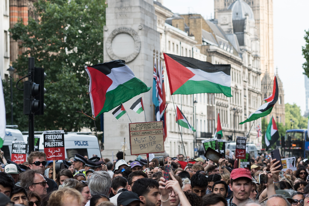 يتجمع المتظاهرون خارج شارع داونينج شارع مع أواني ومقالي يرمز إلى الفلسطينيين الذين ماتوا أثناء طوابيرهم للحصول على إمدادات الطعام في غزة وسط حصار مستمر من قبل إسرائيل في لندن ، المملكة المتحدة في 25 يوليو 2025.