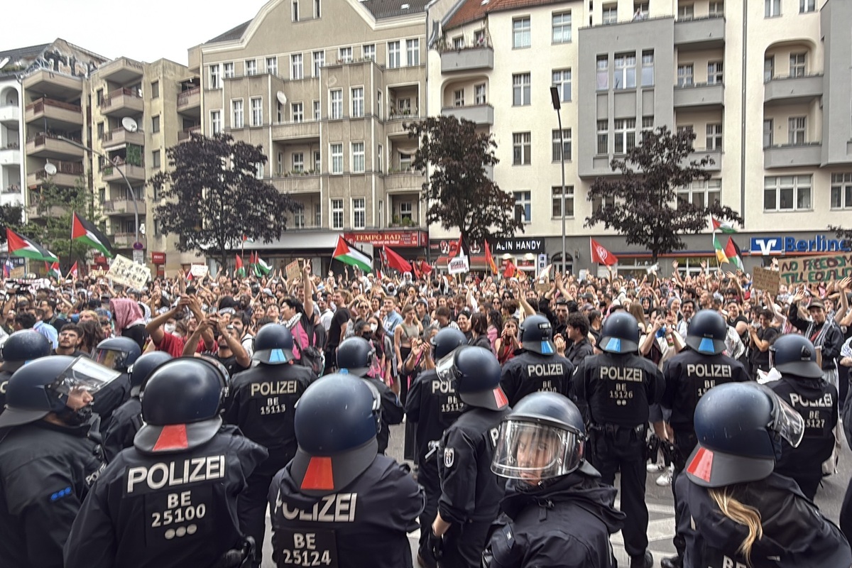 تقف شرطة مكافحة مكافحة الشغب التي تواجه حشدًا كبيرًا من المتظاهرين المؤيدين للفلسطينيين خلال مسيرة جماعية في برلين ، ألمانيا في 26 يوليو 2025. (أربيل باشاي - وكالة Anadolu)