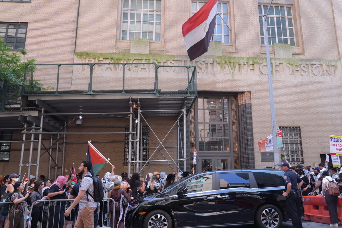 يتجمع النشطاء المؤيدون للفلسطينيين خارج المهمة الدائمة لمصر إلى الأمم المتحدة مطالبين بفتح رفه معبر ودخول الطعام الأساسي إلى غزة ، في 28 يوليو 2025 ، في مدينة نيويورك ، الولايات المتحدة. (Selçuk Acar - Anadolu Agency)