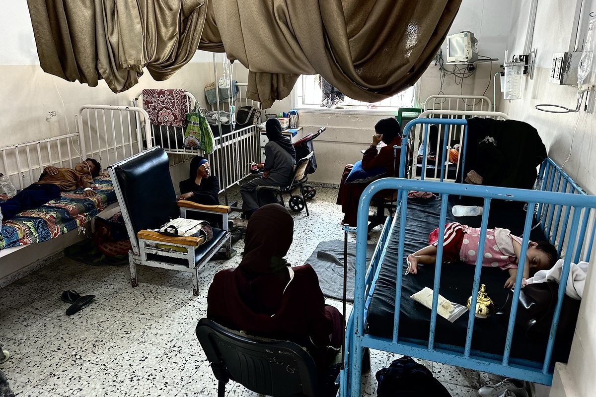 يتم علاج الأطفال حديثي الولادة في وحدات حديثي الولادة يعانون من طفح جلدي وتهيج نتيجة للحرارة المفرطة وعدم كفاية السيطرة على المناخ أثناء الصعوبات من أجل البقاء بسبب الهجمات المستمرة الإسرائيلية التي تقيد بشدة تدفق الإمدادات الأساسية في مستشفى ناصر في خان يونيس ، غزة في 28 يوليو ،