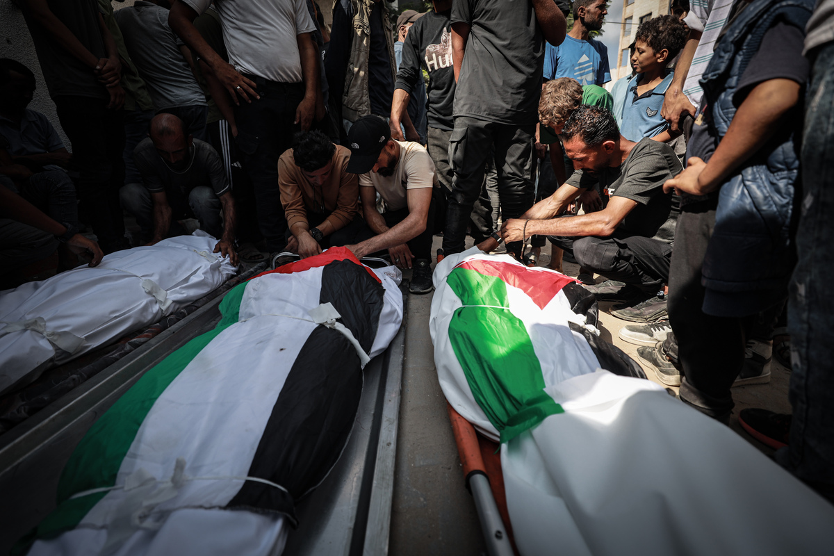 يحضر الأقارب جنازة خمسة أفراد من نفس العائلة الذين قتلوا في غارة جوية إسرائيلية أثناء تأمين المساعدات الإنسانية بالقرب من منطقة السودانيا ، في مستشفى الشيفا في مدينة غزة ، غزة في 29 يوليو 2025.