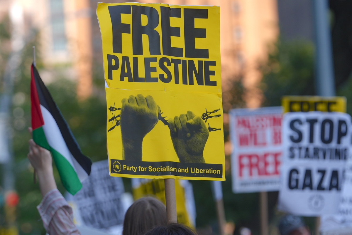 يستمر الناشطون المؤيدون للفلسطينيين في التجمع خارج الأمم المتحدة (الأمم المتحدة) والمهمة الدائمة للمملكة العربية السعودية إلى الأمم المتحدة ، خلال مؤتمر الأمم المتحدة حول فلسطين للمطالبة بإنهاء الحصار على غزة ودخول الطعام الأساسي إلى غزة في 29 يوليو 2025 ، في مدينة نيويورك ، الولايات المتحدة الأمريكية.