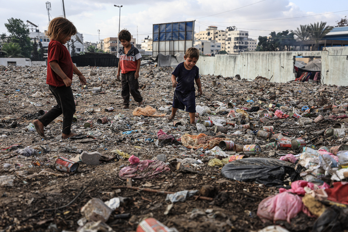 يختار الأطفال الفلسطينيون قصاصات الطعام بين النفايات حيث يواجه الفلسطينيون في غزة الجوع بسبب الحصار الإسرائيلي المستمر الذي يمنع دخول الطعام ، في مدينة غزة ، غزة في 30 يوليو 2025.