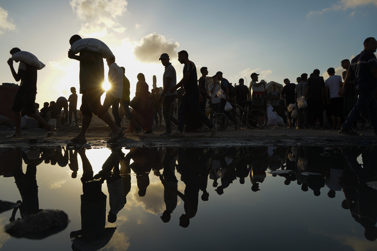 يتلقى الفلسطينيون ، الذين يكافحون مع الجوع ، كمية محدودة من الدقيق في نقطة توزيع المساعدات الإنسانية في معبر حدود زيكيم في غزة في 31 يوليو 2025.
