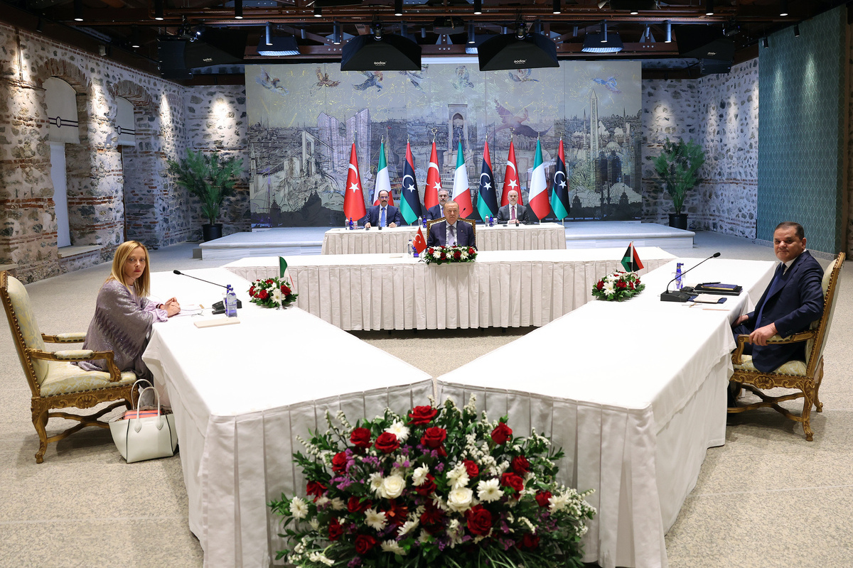 الرئيس التركي رجب طيب أردوغان يستقبل رئيس الوزراء الإيطالي جورجيا ميلوني ورئيس الوزراء الليبي عبد الحميد دبيه في مكتب دولماباهس في إسطنبول ، تركي في 1 أغسطس ، 2025 (الرئاسة التركية/ مورة كولا - أنادوولو)